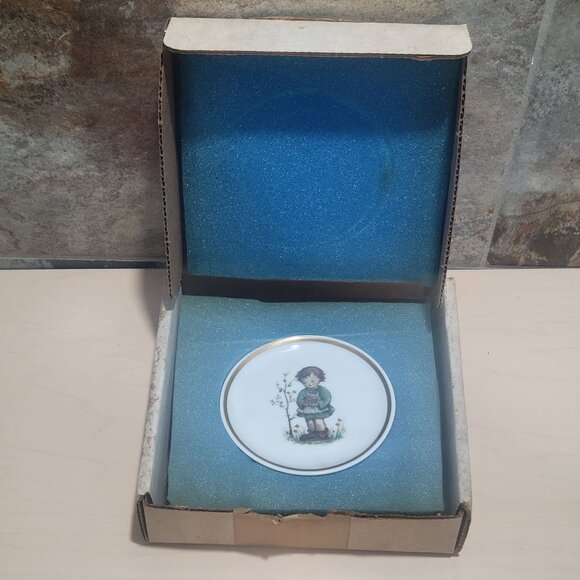 Schmid Berta Sad Girl Hummel Museum Miniature Plate Collection 1982 - Picture 2 of 10